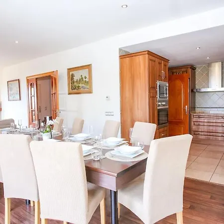 Cl13 - Spacious With Sea Views And Pool Nyaraló